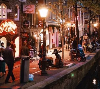 Red Light District Guided Walking Tour – Private Tour in Spanish
